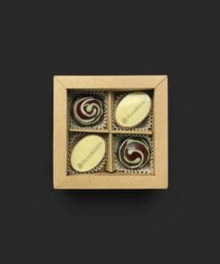 Tütchen gefüllt mit 3 Pralinen (1 Logo – 2 andere) – geöffnet – Michis Schokoatelier