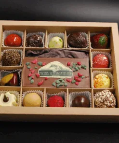 Geschenkschachtel mit 14 Pralinen und Minitäfelchen mit Firmenlogo – handgefertigt in Michis Schokoatelier in Frankfurt