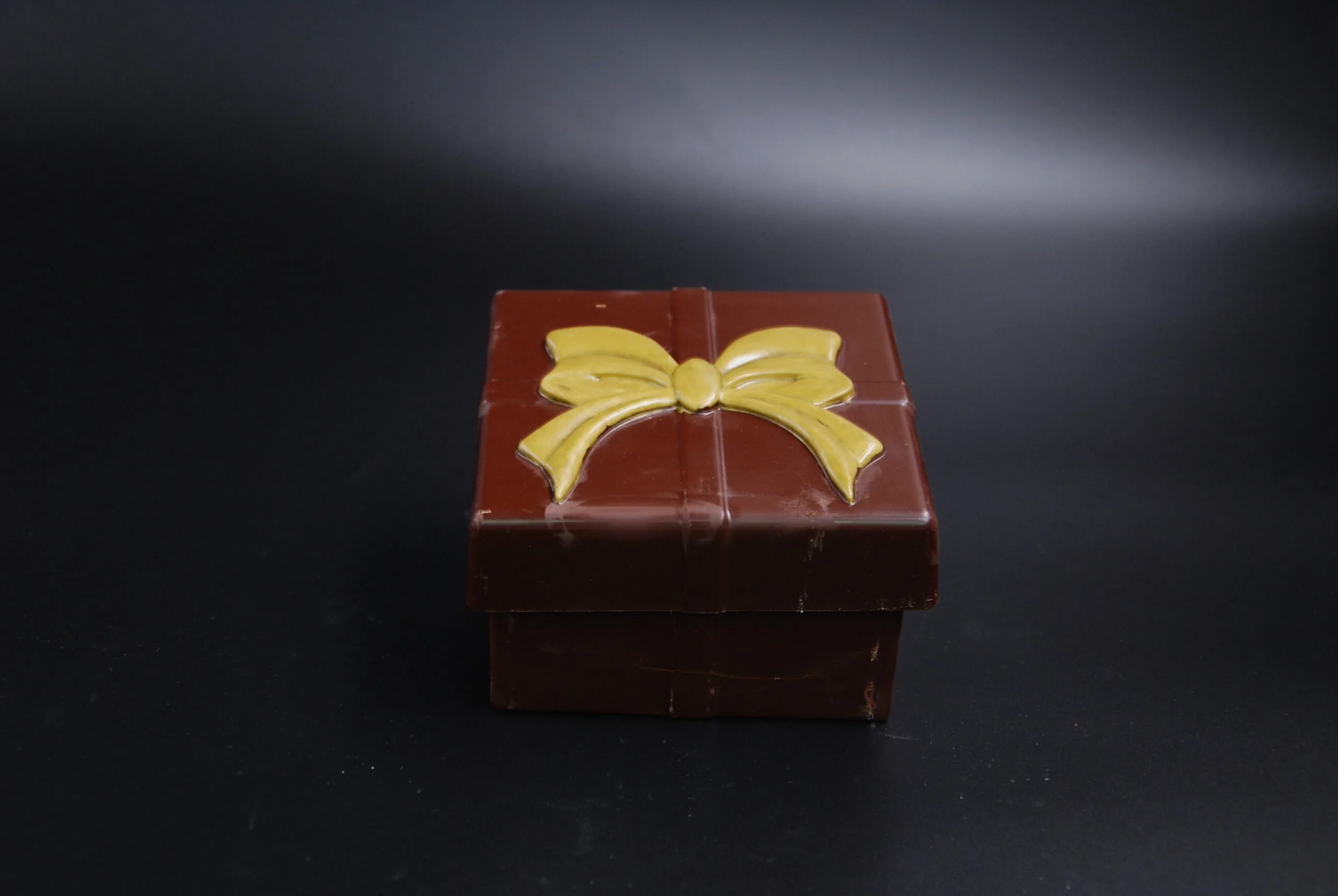 Gift box made of dark chocolate (65% cocoa content)