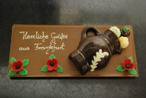 Riesen-Tafel aus Costa Rica-Schokolade mit Bembel und Grußbotschaft – handgefertigt in Michis Schokoatelier in Frankfurt