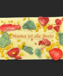 SMS-Tafel zum Muttertag aus weißer Schokolade mit Erdbeeren und Minze – handgefertigt in Michis Schokoatelier in Frankfurt
