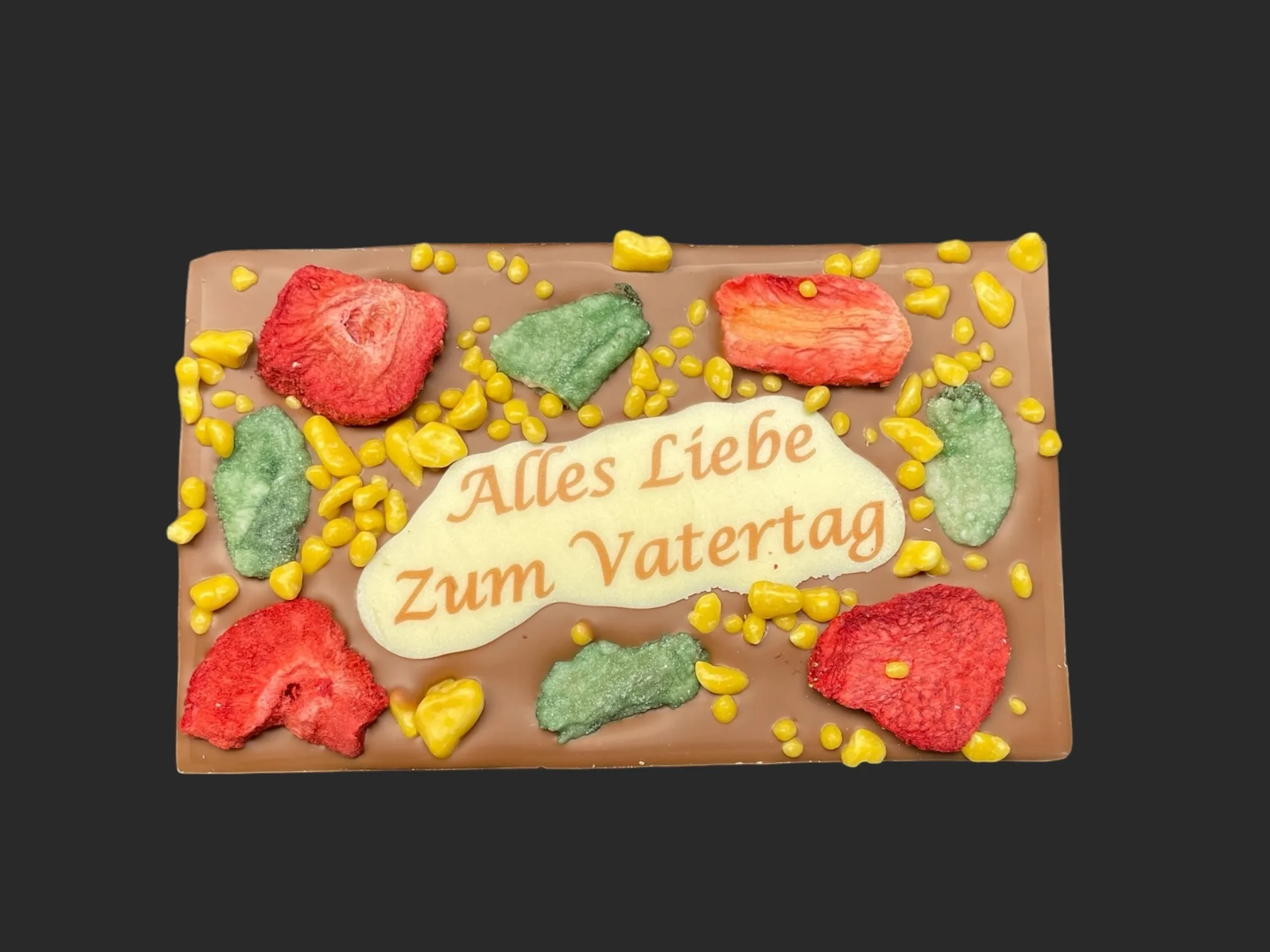 SMS-Tafel zum Vatertag aus Costa Rica-Vollmilch, verziert mit Erdbeeren und Minze – handgefertigt in Michis Schokoatelier in Frankfurt