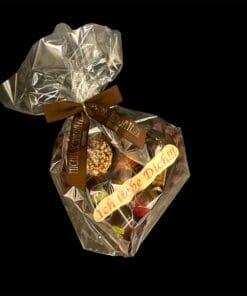 Handgefertigtes Schokoherz mit weißer Beschriftung, gefüllt mit 8 Pralinen, als persönliches Geschenk