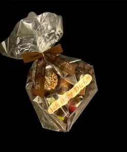 Handgefertigtes Schokoherz mit weißer Beschriftung, gefüllt mit 8 Pralinen, als persönliches Geschenk