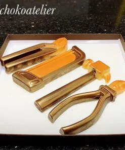 Werkzeug aus weißer und Vollmilch-Schokolade mit Bronze Pulver