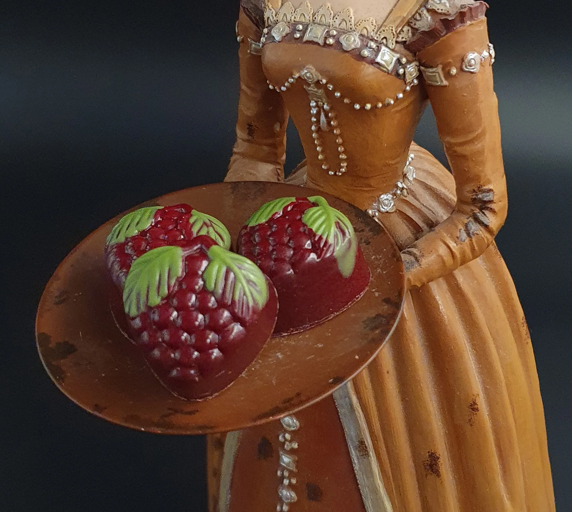 Himbeer-Praline in Himbeer-Form mit Hülle aus Zartbitter-Schokolade