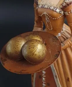 Praline mit Zartbitter-Hülle, gefüllt mit Mandelnougat und verziert mit goldener Kakaobutter