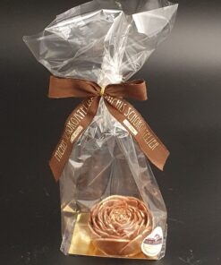 Rosenblüte aus Schokolade (Vollmilch- oder Zartbitter-Schokolade) mit Lebensmittelfarbe bestäubt und im Tütchen verpackt