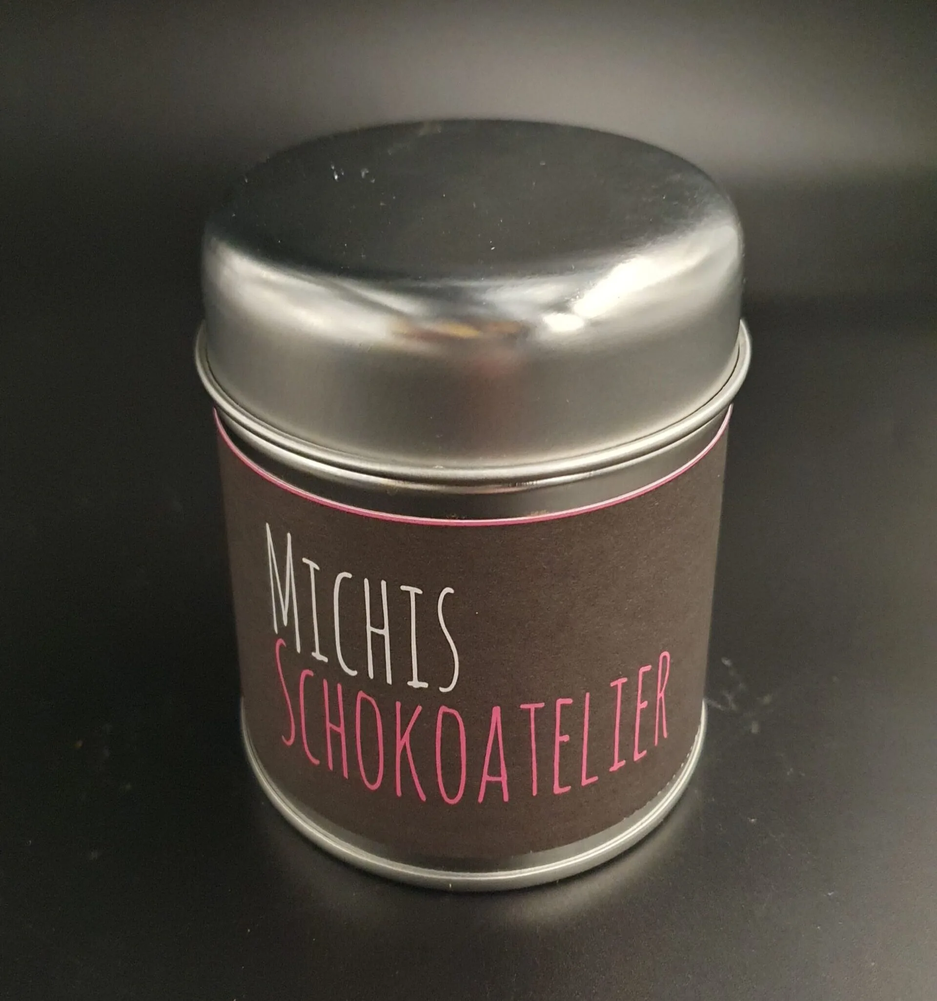 Trinkschokolade in der Metalldose verpackt mit Schriftzug Michis Schokoatelier