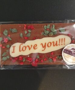 mini Täfelchen zum Valentinstag aus Vollmilch-Schokolade, beschriftet mit "I love you" und bestreut mit kristallisierter Minze und getrockneten Himbeeren