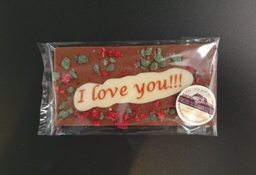 mini Täfelchen zum Valentinstag aus Vollmilch-Schokolade, beschriftet mit "I love you" und bestreut mit kristallisierter Minze und getrockneten Himbeeren