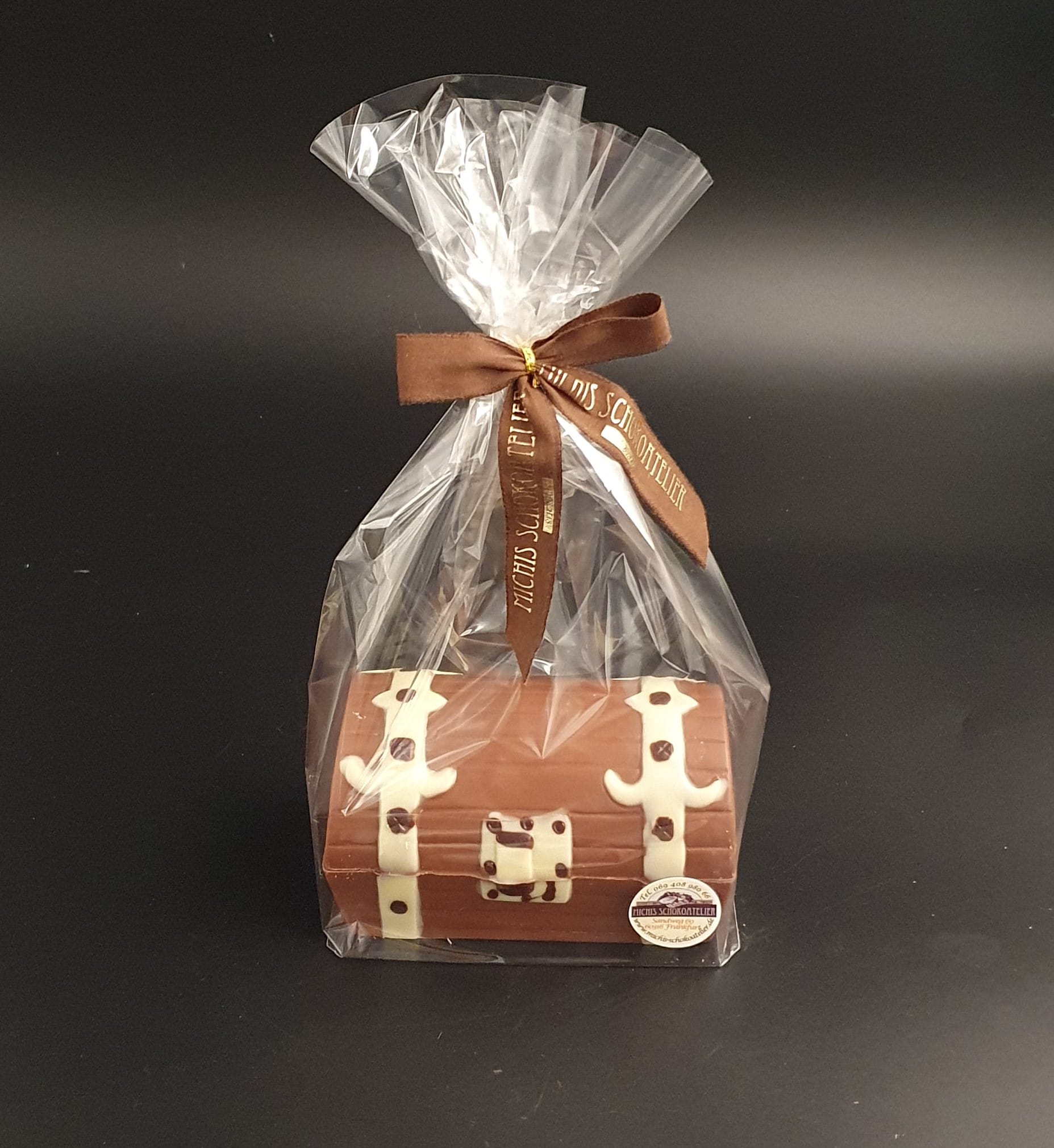 Schatztruhe aus Vollmilch-Schokolade, bemalt mit weißer und zartbitterer Schokolade, verpackt im Cellophantütchen
