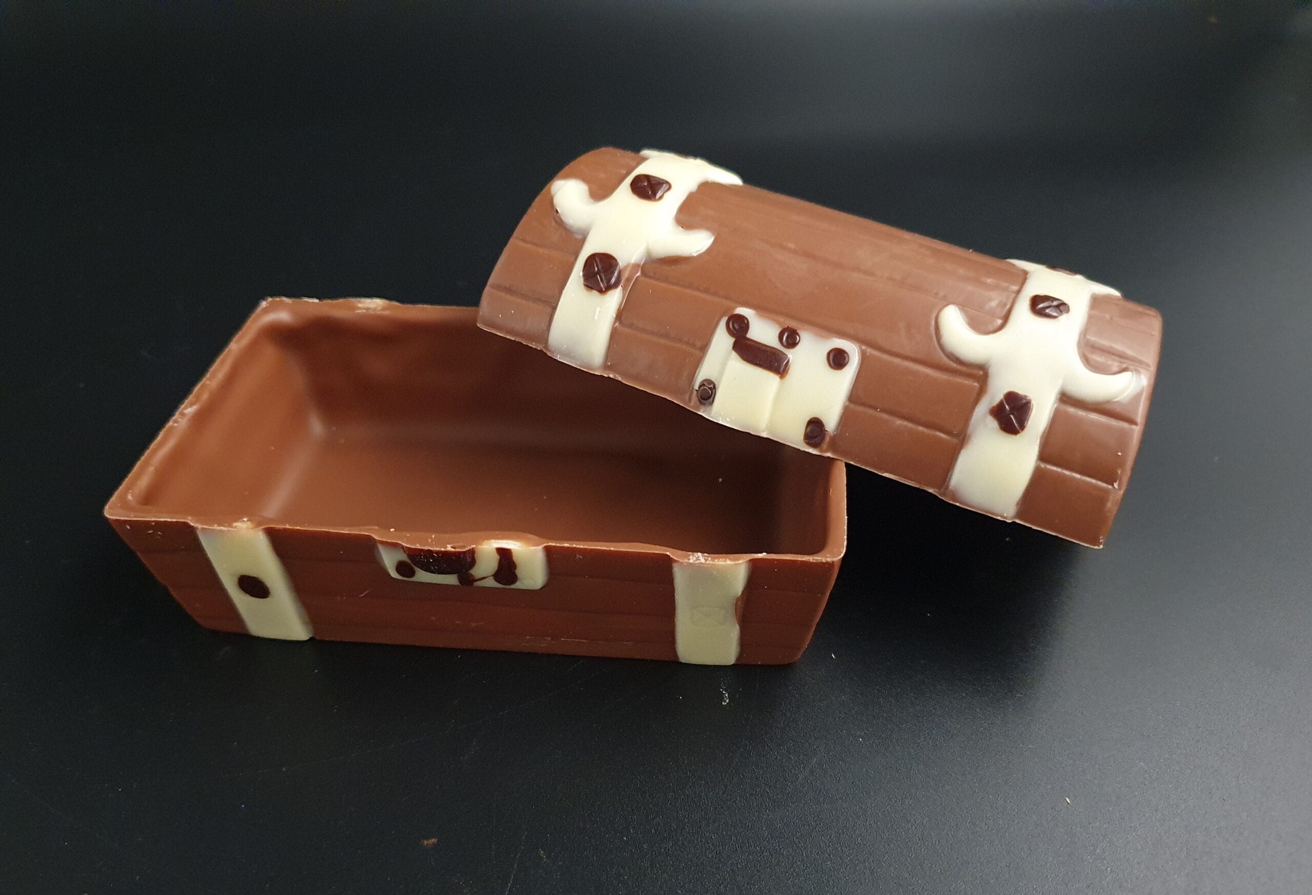 Schatztruhe aus Vollmilch-Schokolade, zweiteilig, bemalt mit weißer und zartbitterer Schokolade