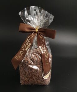 Karamellisierte Kakaonibs im Zellglas-Beutel verpackt