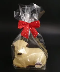 Oster-Lamm aus weißer Schokolade, verpackt mit Geschenkschleife