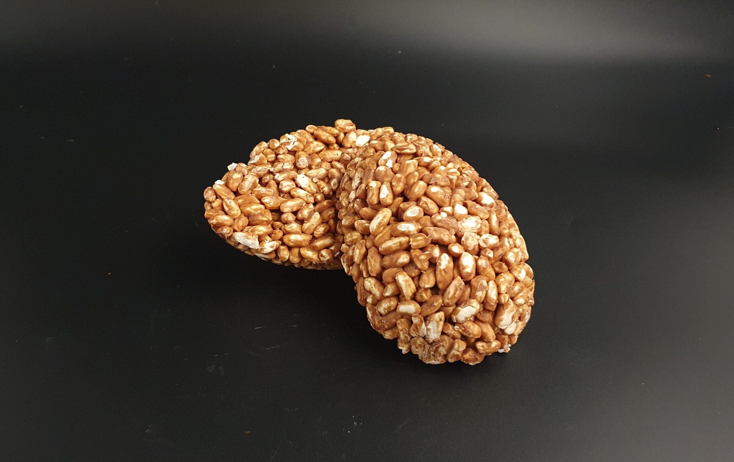 Puffreis-Eier-Hälften mit Vollmilch-Schokolade