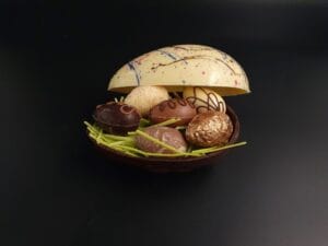 Schokoladen-Osterei mit extravagantem Dekor und 6 Osterei-Pralinen mit Alkohol gefüllt