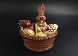 Schokokorb aus Vollmilchschokolade gefüllt mit sechs Pralineneiern und einem kleinen Schokoladenhasen