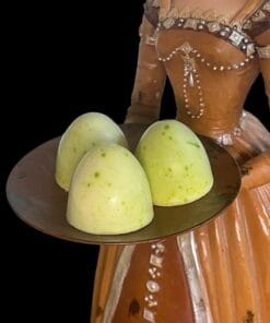 Jade Pralinen aus Matcha-Tee und weißer Schokolade, cremige Sahnefüllung – handgefertigt in Michis Schokoatelier in Frankfurt.