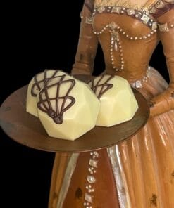 Kakaofrucht-Praline mit Litschi aus aromatischem Kakaofruchtfleisch und weißer Schokolade – handgefertigt in Michis Schokoatelier in Frankfurt.