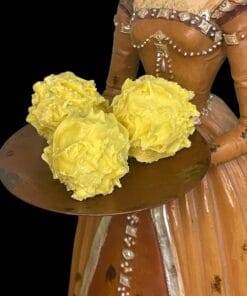Mirabellen-Likör Praline aus Mirabellenbranntwein, mit zarter Zuckerkruste und Trüffelgitter – handgefertigt in Michis Schokoatelier in Frankfurt.