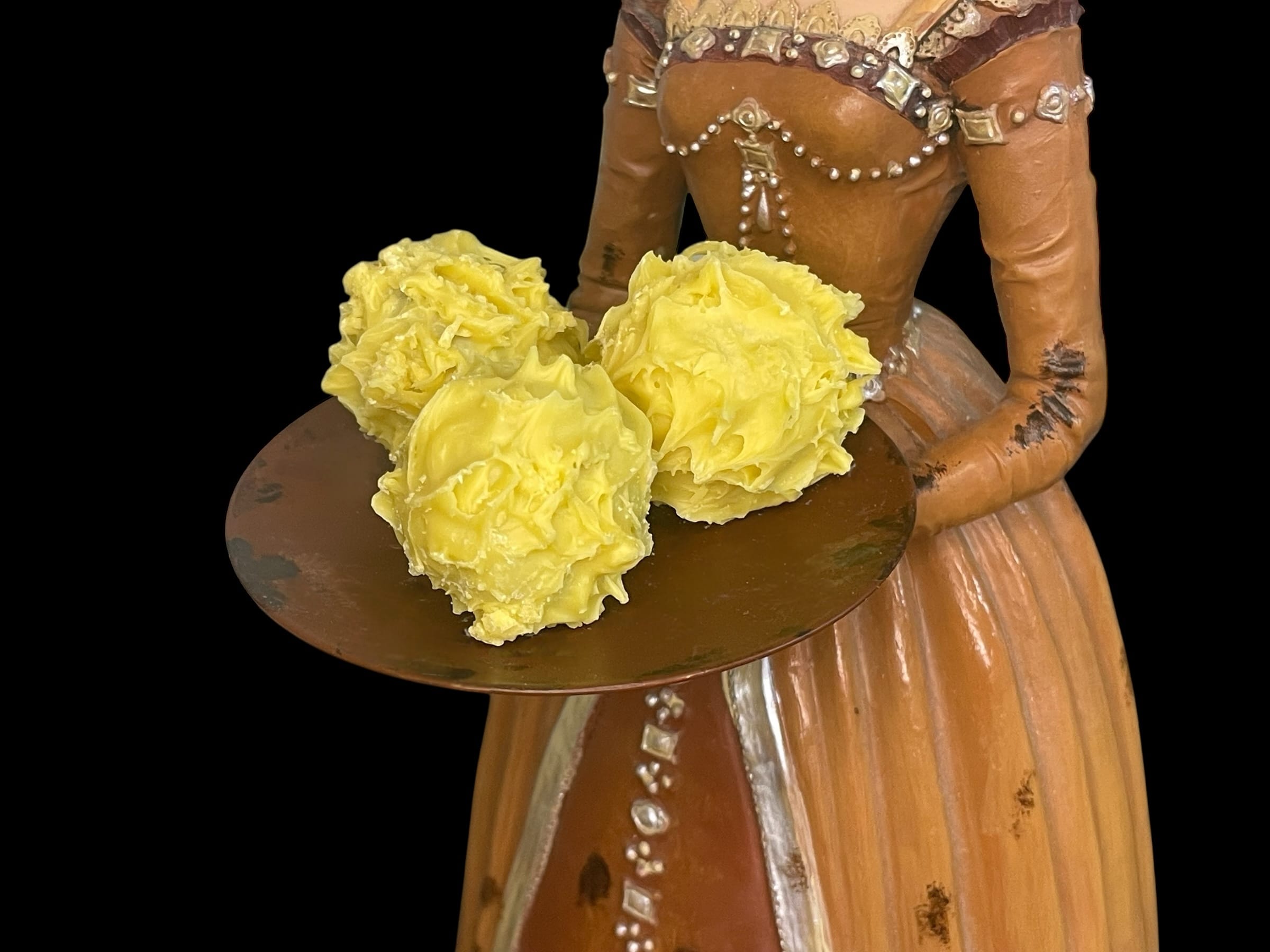 Mirabellen-Likör Praline aus Mirabellenbranntwein, mit zarter Zuckerkruste und Trüffelgitter – handgefertigt in Michis Schokoatelier in Frankfurt.