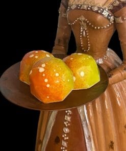 Passionsfrucht-Praline mit weißer Schokolade und Sahne – handgefertigt in Michis Schokoatelier in Frankfurt.