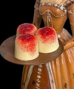 Rosen-Trüffel mit weißer Schokolade, gefüllt mit cremiger Sahne und Rosenblüten – handgefertigt in Michis Schokoatelier in Frankfurt.