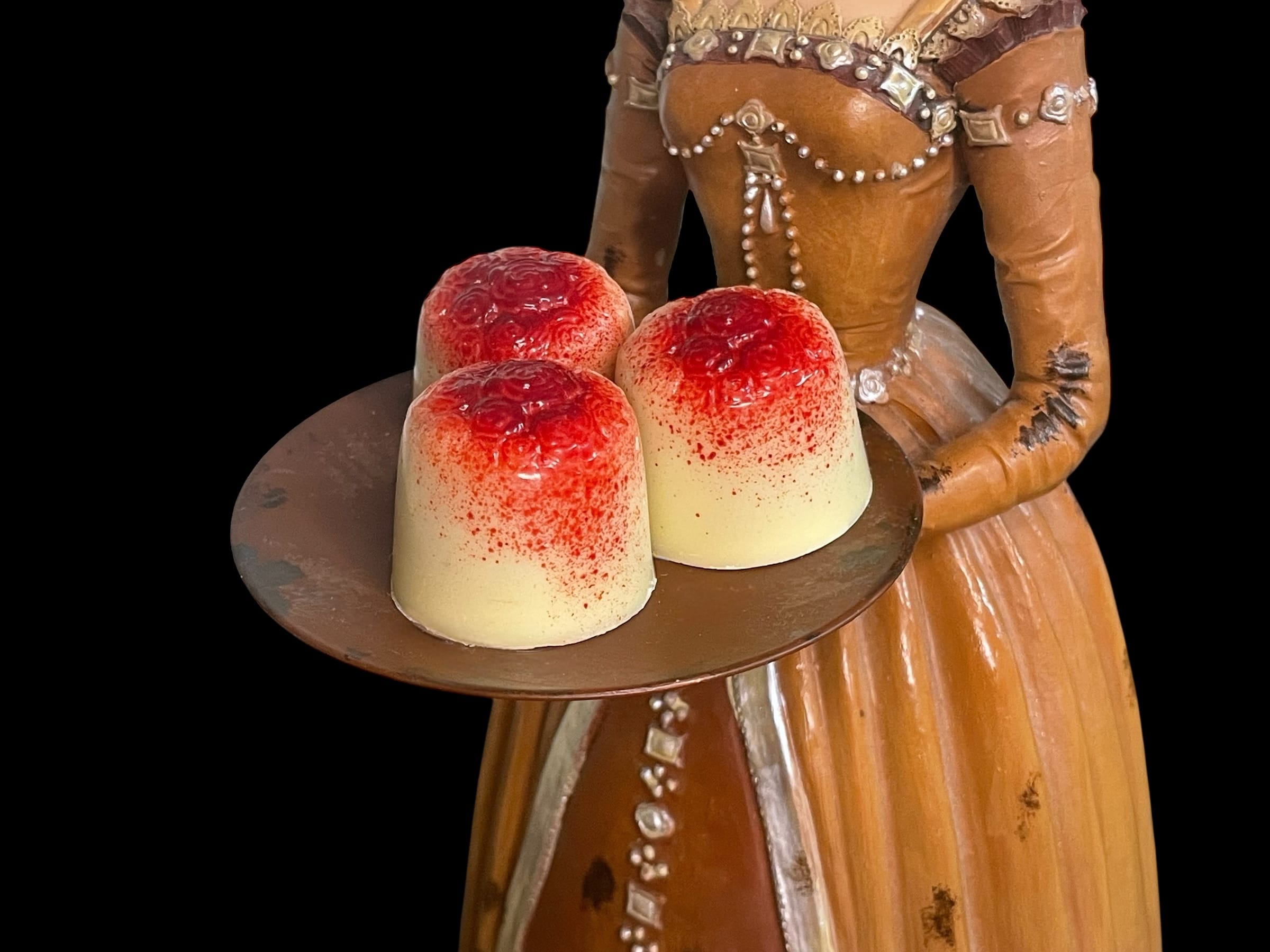 Rosen-Trüffel mit weißer Schokolade, gefüllt mit cremiger Sahne und Rosenblüten – handgefertigt in Michis Schokoatelier in Frankfurt.