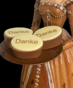 Nougat-Pralinen mit Danke-Aufleger aus feinem Mandelnougat in Vollmilch-Kuvertüre mit weißem Schokoladen-Aufleger – handgefertigt in Michis Schokoatelier in Frankfurt.