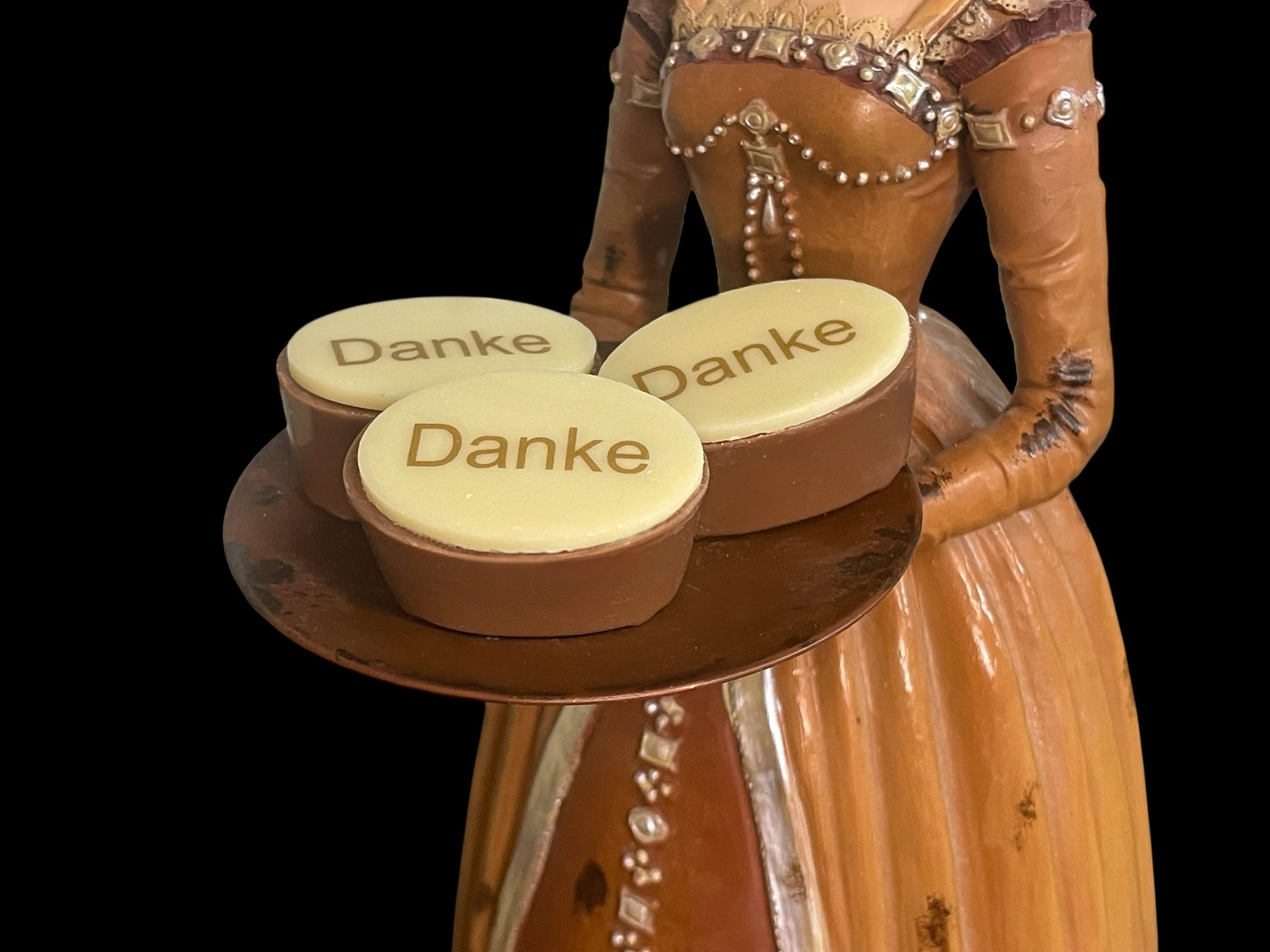 Nougat-Pralinen mit Danke-Aufleger aus feinem Mandelnougat in Vollmilch-Kuvertüre mit weißem Schokoladen-Aufleger – handgefertigt in Michis Schokoatelier in Frankfurt.