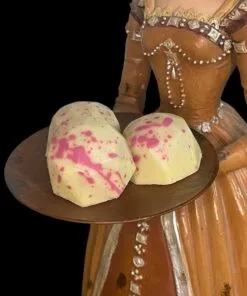 Sommerpraline aus weißer Schokolade mit Johannisbeer-Gelee – handgefertigt in Michis Schokoatelier in Frankfurt