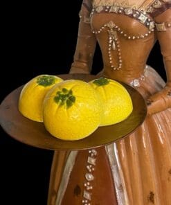 Yuzu Praline aus weißer Schokolade, fruchtig-frisch mit japanischer Yuzu – handgefertigt in Michis Schokoatelier in Frankfurt