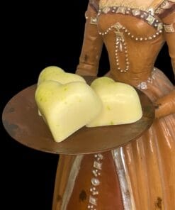 Zitronengras-Herzen aus weißer Schokolade mit Sahne-Füllung – handgefertigt in Michis Schokoatelier in Frankfurt.