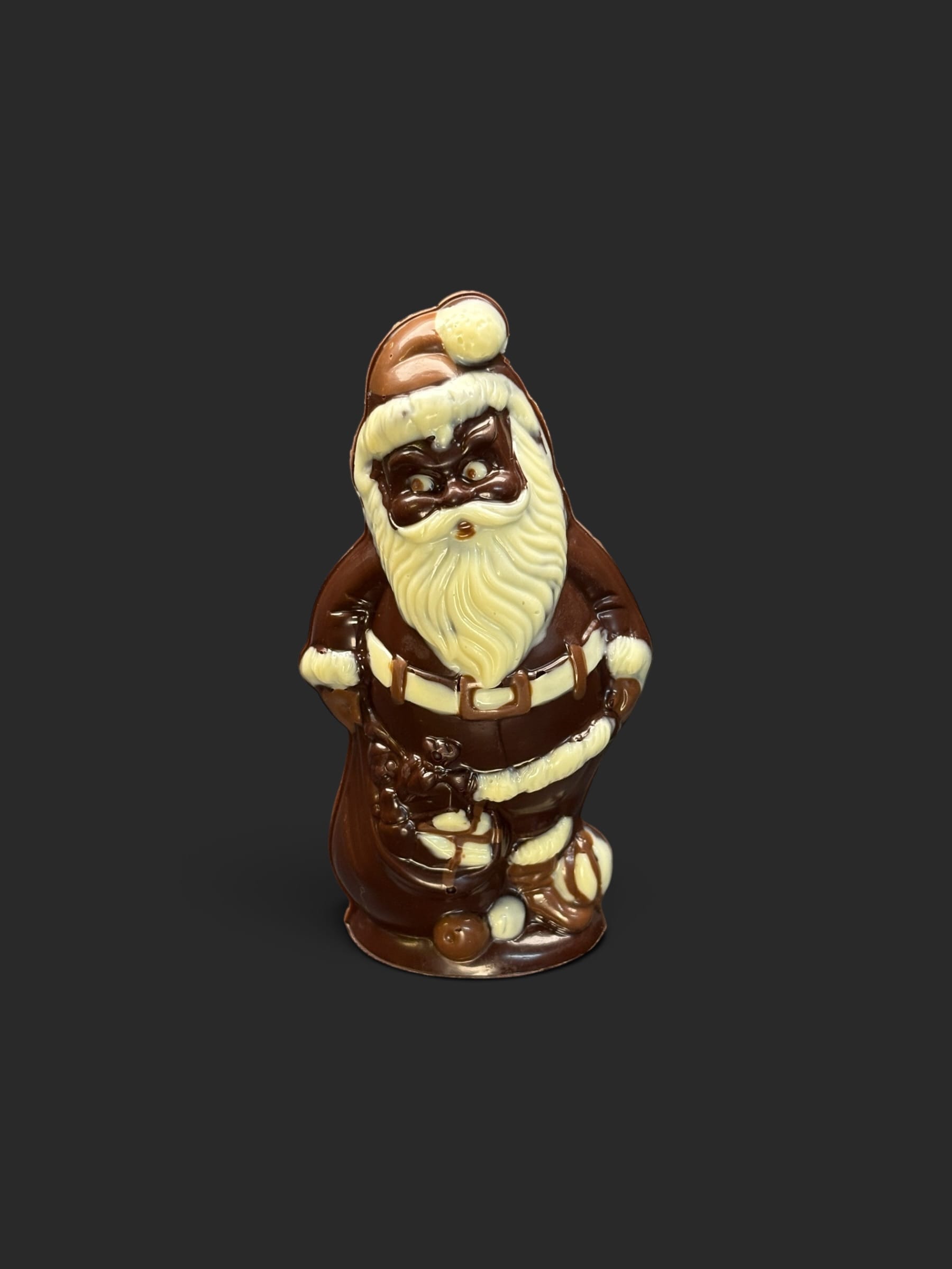 Nikolaus aus Zartbitterschokolade mit Sack, 65 % Kakao und vegan bemalt – handgefertigt in Michis Schokoatelier.