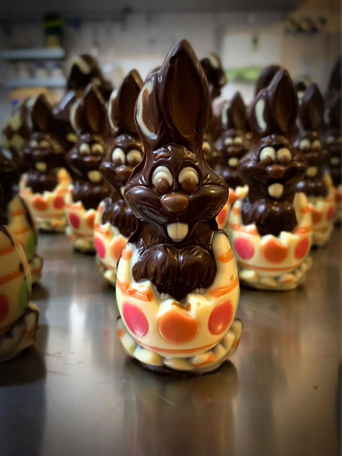 Osterhase im Ei aus Zartbitter-Schokolade Vegan (65% Kakaoanteil) 35g – Bild 2