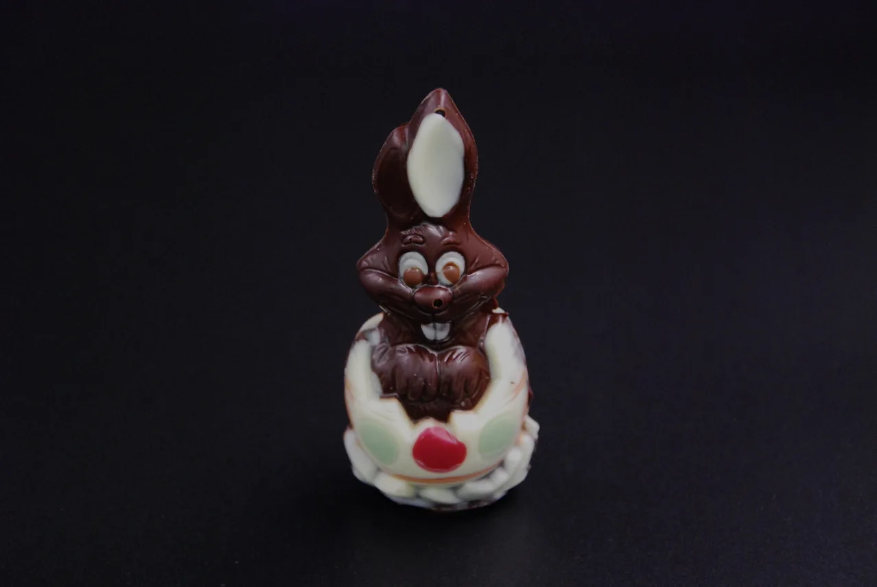 Osterhase im Ei aus Zartbitter-Schokolade Vegan (65% Kakaoanteil) 35g
