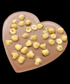 Schokoladenherz aus Zartbitter-Schokolade mit ganzen Piemonteser Haselnüssen – handgefertigt in Michis Schokoatelier in Frankfurt.