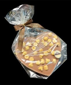 Handgegossenes Herz aus Schokolade mit ganzen Piemonteser Haselnüssen von Michis Schokoatelier