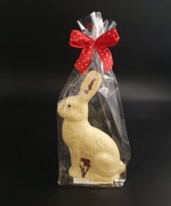 Osterhase aus weißer Schokolade (36 % Kakao), in Geschenkverpackung