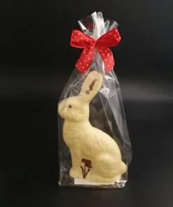 Osterhase aus weißer Schokolade (36 % Kakao), in Geschenkverpackung