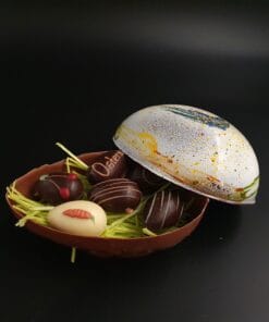 Bedrucktes Osterei aus dunkler Schokolade, 13 cm – handgefertigt in Michis Schokoatelier in Frankfurt
