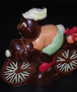 Nur vor Ort erhältlich! Radfahrender Osterhase aus Zartbitter-Schokolade (65% Kakaoanteil) 330g