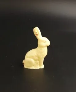 Mini-Osterhase aus weißer Schokolade, nostalgisch handbemalt – handgefertigt in Michis Schokoatelier in Frankfurt
