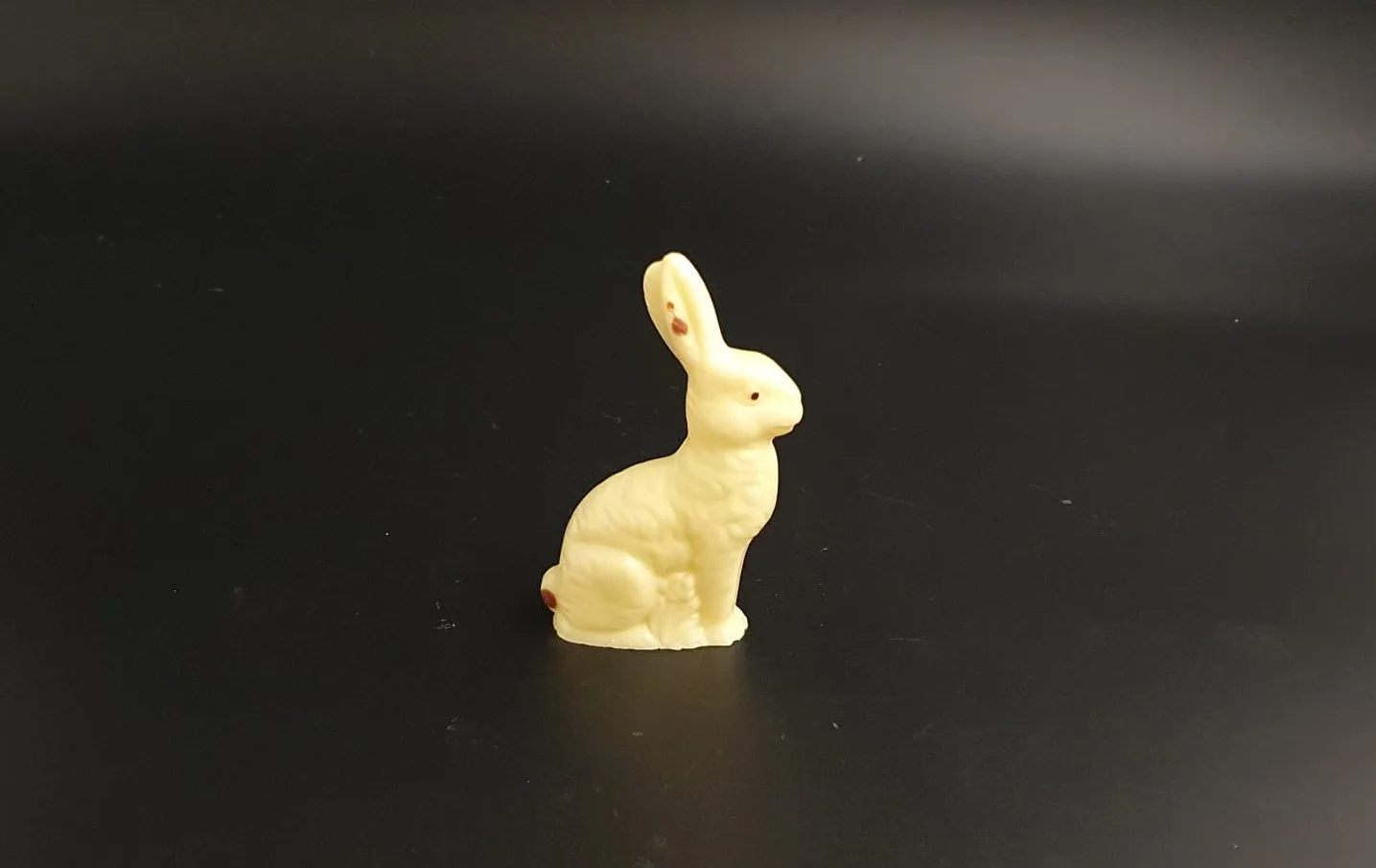Mini-Osterhase aus weißer Schokolade, nostalgisch handbemalt – handgefertigt in Michis Schokoatelier in Frankfurt