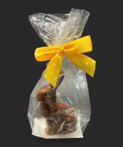 Nostalgischer Mini-Osterhase aus veganer Mandel-Schokolade handbemalt