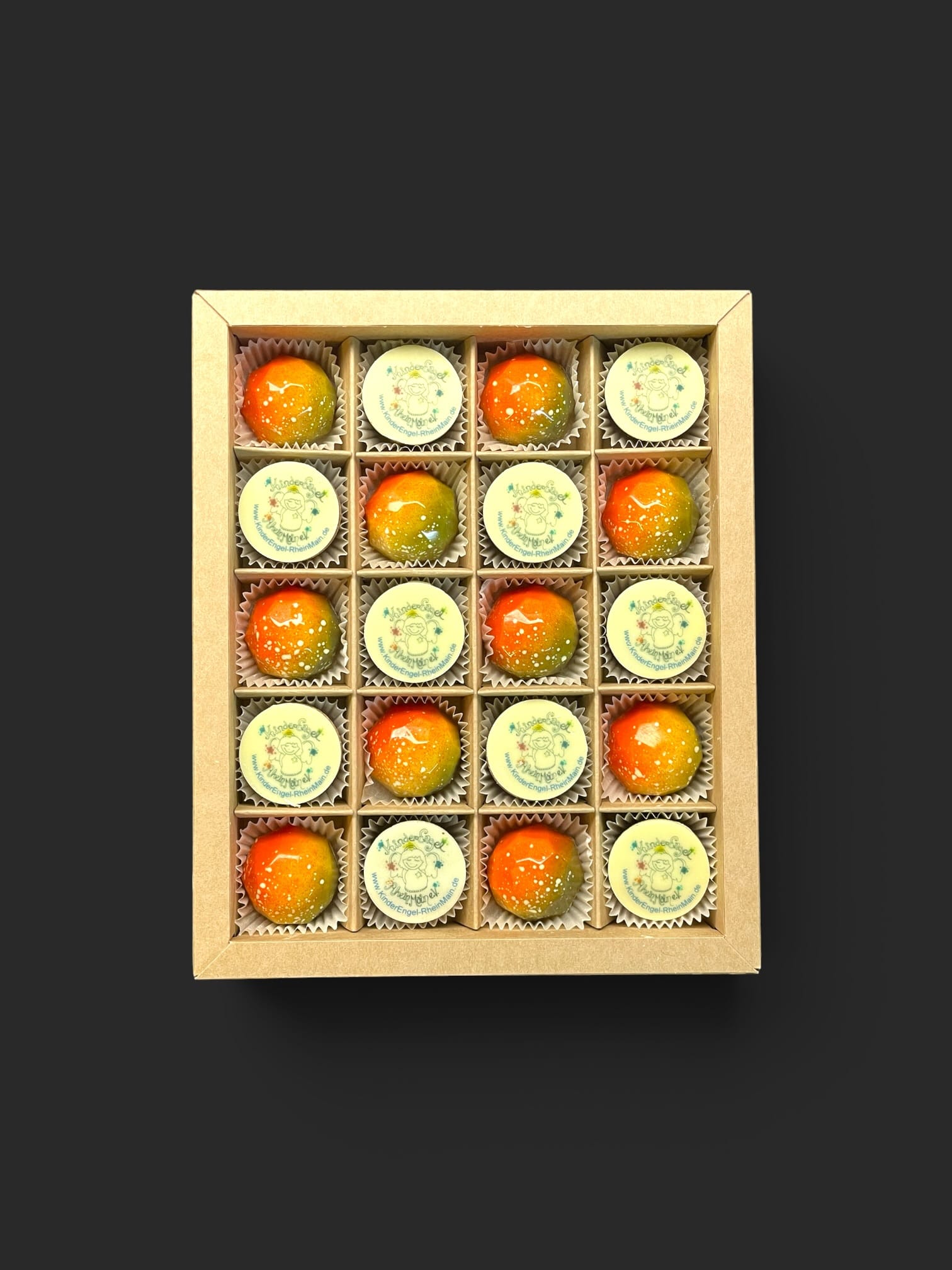 Geschenkschachtel mit Foto-Pralinen aus Vollmilchschokolade, persönliches Motiv – handgefertigt in Michis Schokoatelier in Frankfurt am Main
