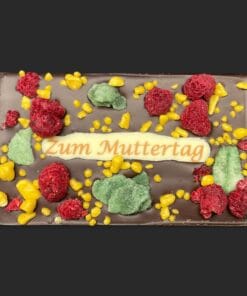 Schokoladentafel aus Zartbitter (Maracaibo 65 %) zum Muttertag mit Minze, Himbeere und Maracuja-Crunch – handgefertigt in Michis Schokoatelier in Frankfurt