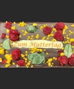 Schokoladentafel aus Zartbitter (Maracaibo 65 %) zum Muttertag mit Minze, Himbeere und Maracuja-Crunch – handgefertigt in Michis Schokoatelier in Frankfurt
