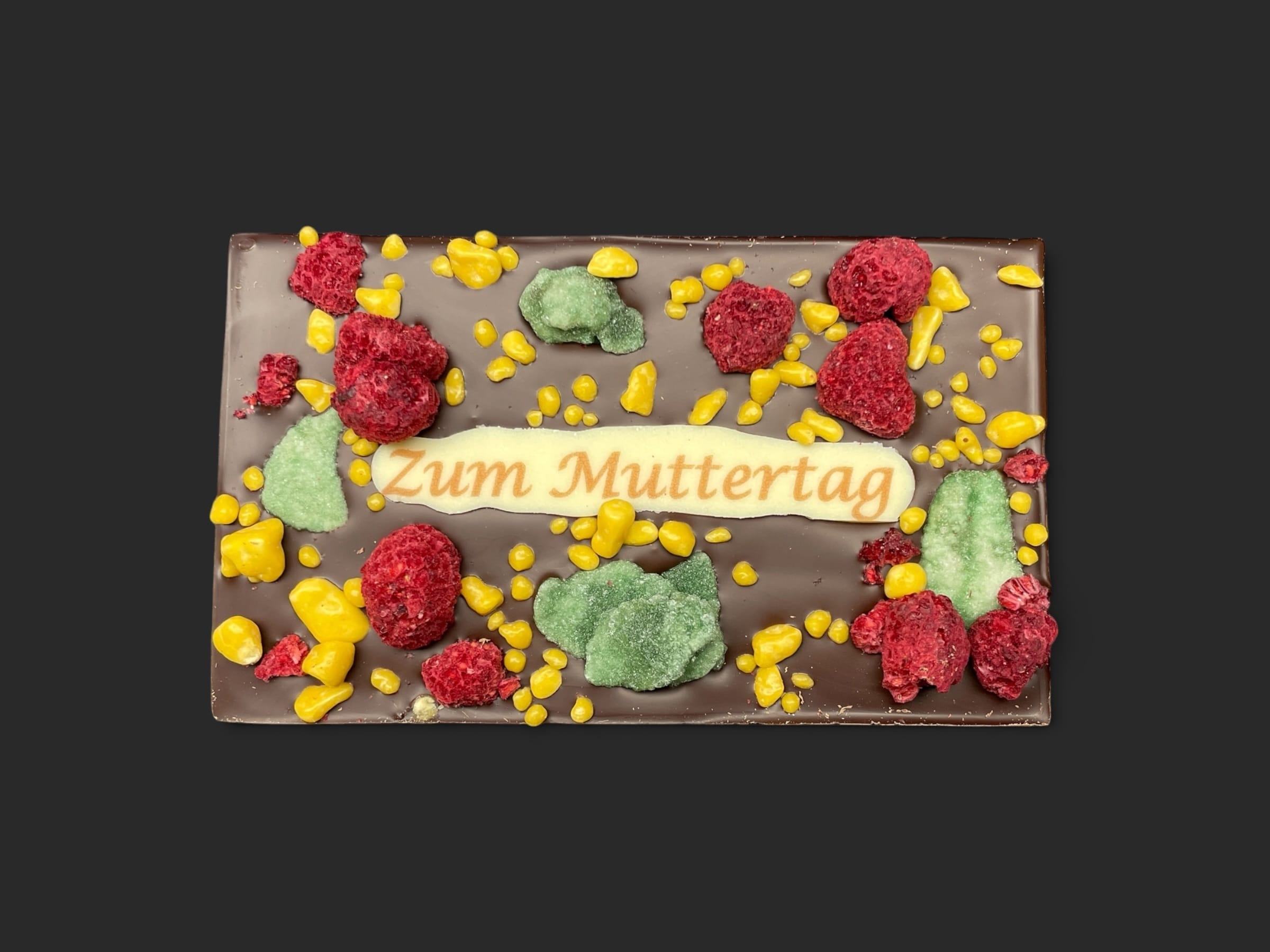 Schokoladentafel aus Zartbitter (Maracaibo 65 %) zum Muttertag mit Minze, Himbeere und Maracuja-Crunch – handgefertigt in Michis Schokoatelier in Frankfurt